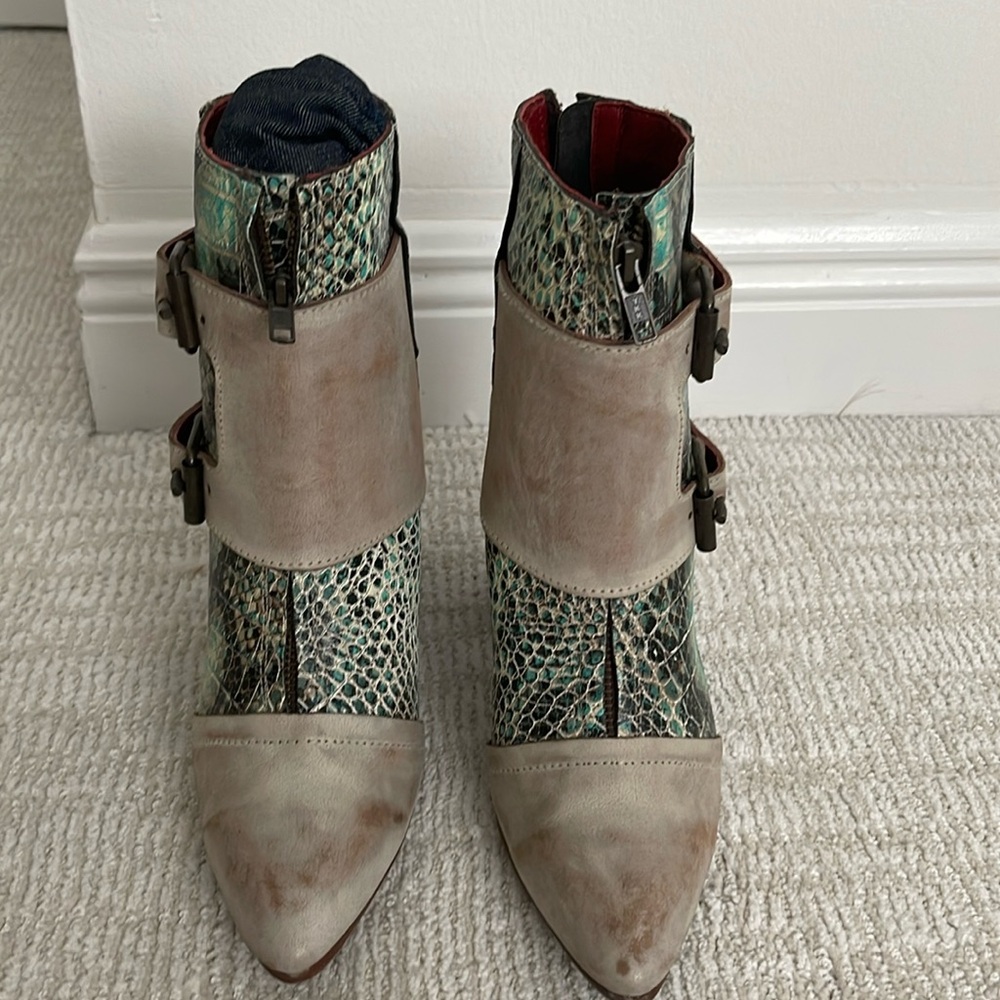 Stylish Snakeskin Ankle Boots - Beige and Green